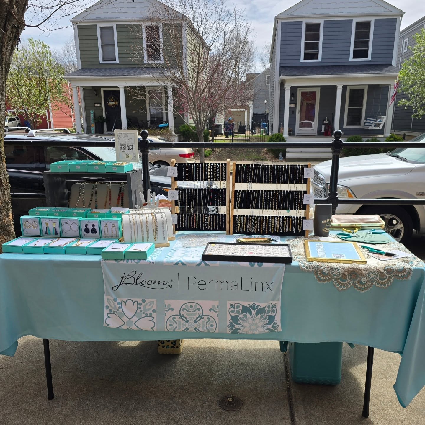 Hanging out and linxing people until 4 pm today in New Town. Come check out all the vendors, get linx'd, and grab some BBQ from the food truck. #permanentjewelry #permanentbracelet #permanentanklet #permanentnecklace #permanentjewelrybusiness